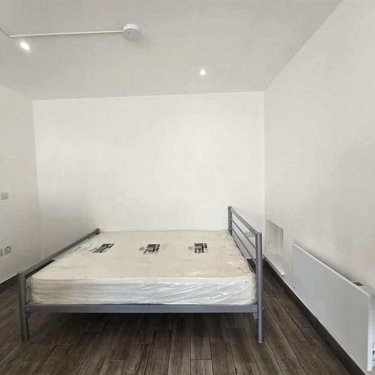 Studio to rent - Photo 1