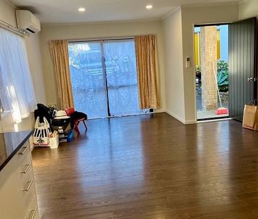 Sunny and spacers 2 bedroom T/house - Photo 5