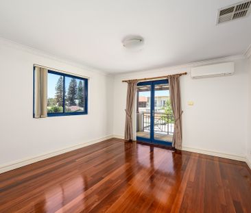 Stylish Entertainer's Duplex in a Lifestyle Location - Photo 4