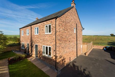 4 bedroom semi-detached house to rent - Photo 3