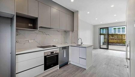 3-Bedroom Townhouse+1 Study in Te Atatū Peninsula! - Photo 2