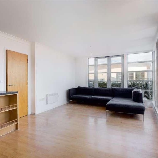 Charlesmere Gardens, Thames Reach, London, SE28 - Photo 1