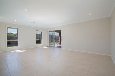 Tidy, Beachside 4 Bedroom Home with Ducted Air Con - Photo 4