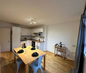 Room in a Shared House, Battersea Park Road, SW8 - Photo 1