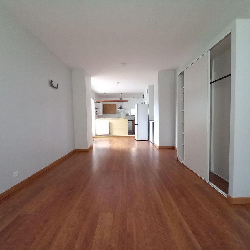 Centre ville, Appartement situé en rez-de-chaussée avec terrasse au calme. Il comprend une pièc... - Photo 1