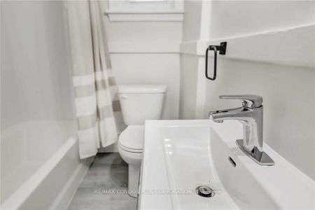 Detached Home For Lease | X8137558 - Photo 4