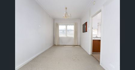 Spacious Five-Bedrom Family Home in Prime Box Hill South - Photo 2