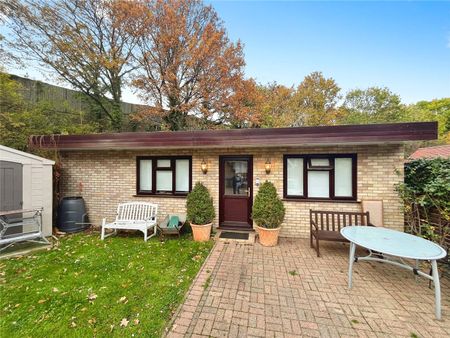 Vicarage Crescent, Egham, Surrey, TW20 9JP - Photo 5