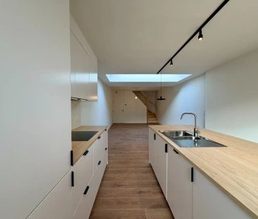 Volledig gerenoveerde woning vlakbij centrum Kortrijk met garage! - Photo 6