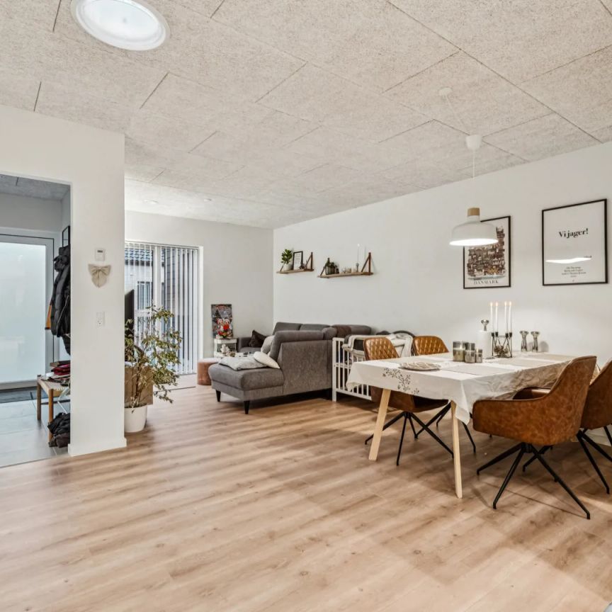 Nyopført 4-værelses rækkehus på Ronjasvej i Vestbjerg - Foto 1