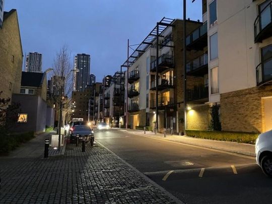 Boardwalk Place, London, London, E14 - Photo 1