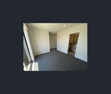 Beautifully built, light and bright Townhome – Park facing, 4 Bedro... - Photo 6