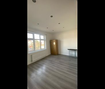 Studio Flat, Ashurst Drive, IG6 - Photo 1