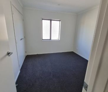 Beautiful and Modern - Delightful Family Home! - Photo 4