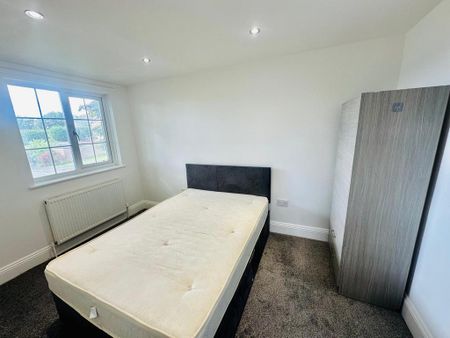 5 bedroom semi-detached house to rent - Photo 2