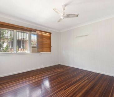 SPACIOUS, 3 BEDROOM HOME IN STAFFORD HEIGHTS - Photo 2