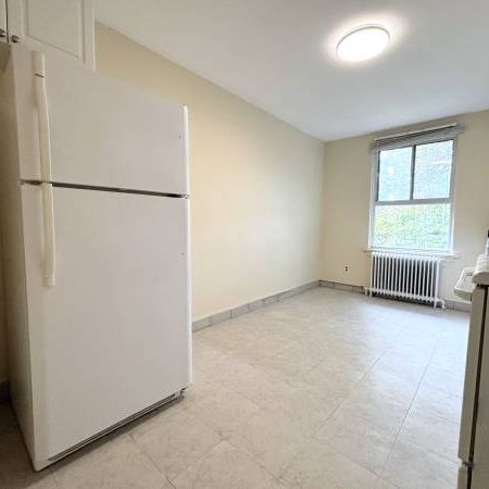 2696 LAKE SHORE BLVD. W. 13 - BRIGHT 2BR/1BATH, LAUNDRY, STEPS TO TTC - Photo 1