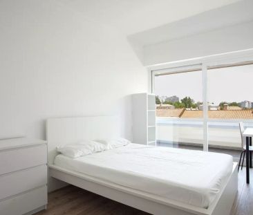 Room in a 7-Bedroom Apartment in Alvalade - Photo 3