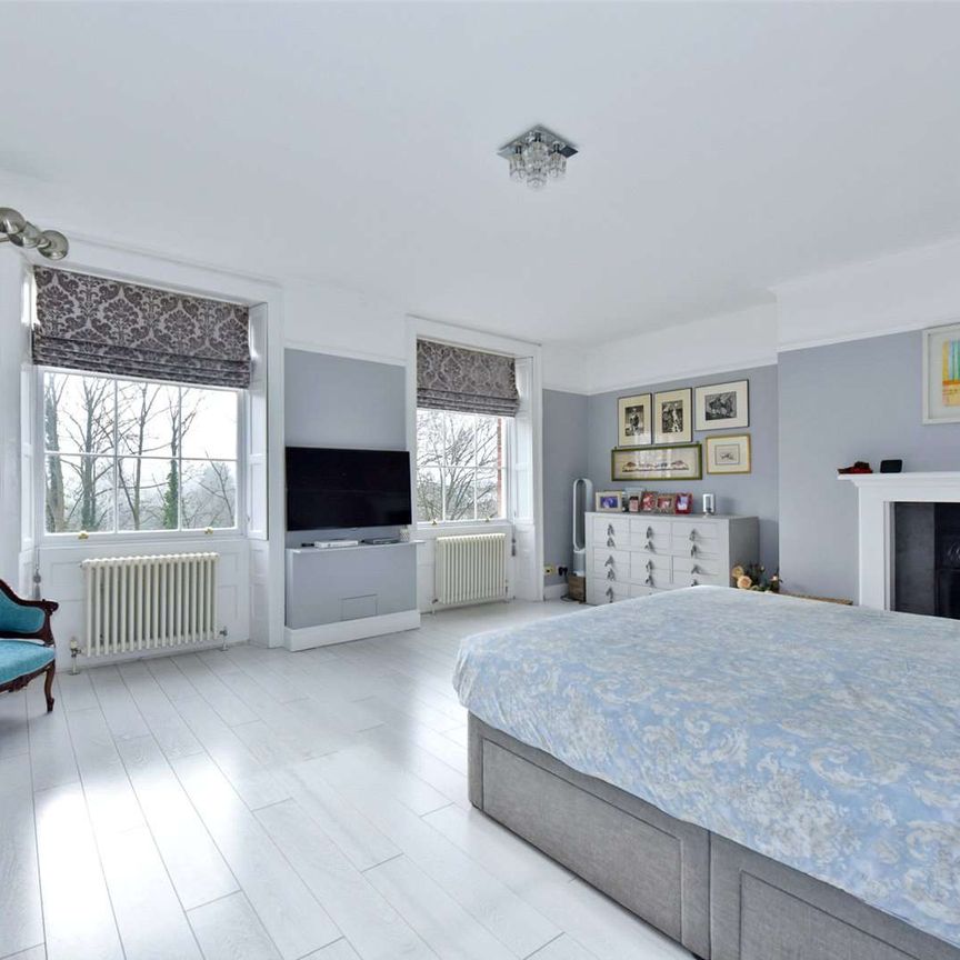 A fully-furnished and spacious five bedroom top floor apartment with off-street parking. Can be available from three months - twelve months. - Photo 1