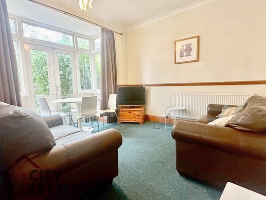 5 Bedroom Semi-Detached House - Photo 1