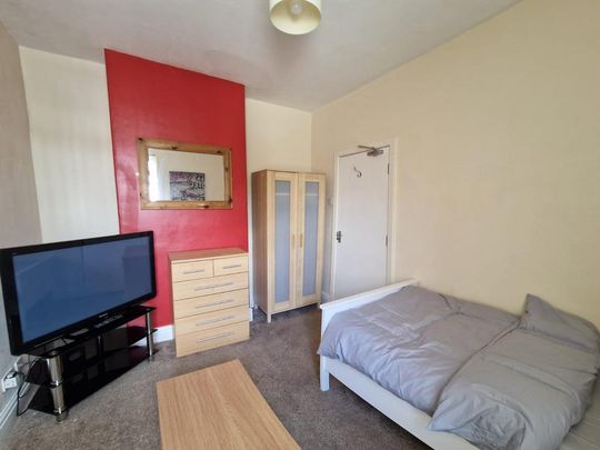 1 bedroom in a house share to rent - Photo 1