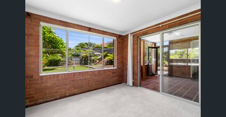 Charming home in a highly sought-after neighbourhood - Photo 2