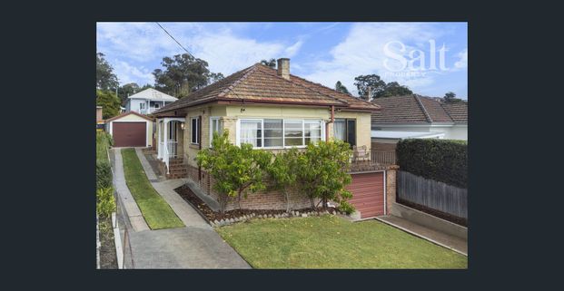 Move in ready with two garages - 6 month lease - Photo 1