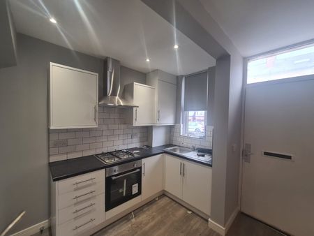 3 Bed - 35 Woodview Road, Beeston, Leeds - LS11 7EA - Student/Professional - Photo 2