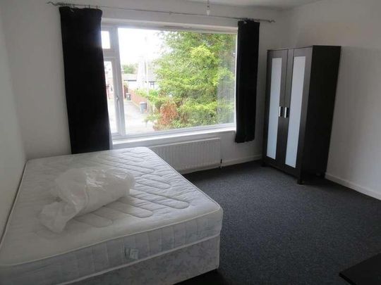 Bedroom First Floor Flat In Wallisdown, BH12 - Photo 1