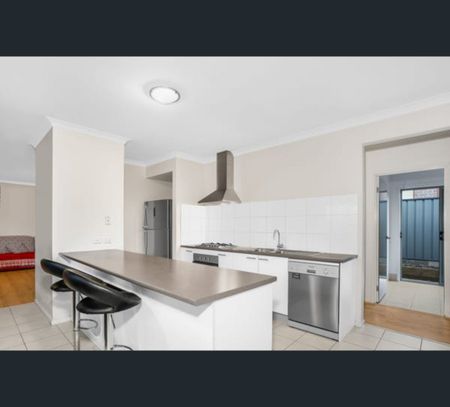 16 FLANNERY ST, Craigieburn, Vic 3064 - Photo 2