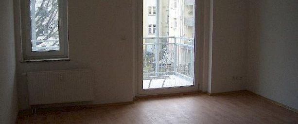 sonnige Single Wohnung im 1.OG mit Balkon ab 01.12.25 frei !!! - Photo 1