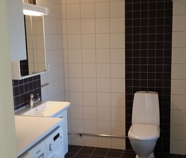 Denna fina lägenhet är på 71 kvm och ligger på markplan. I hyran ingår vatten, värme och fiber. Det finns tvättmaskin, torktumlare och diskmaskin i lägenheten. Lägenheten har genomgående parkettgolv och halvöppen planlösning mellan kök och vardagsrum. - Photo 2