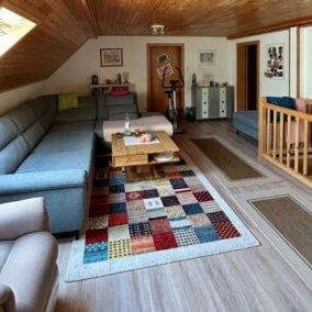 Großes Einfamilienhaus mit Nebengebäude in absoluter Ruhelage. - Photo 1