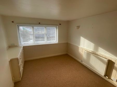 Charming Period Cottage to let in Westbourne - Photo 3