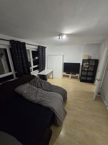 1 bedroom in a house share to rent - Photo 2