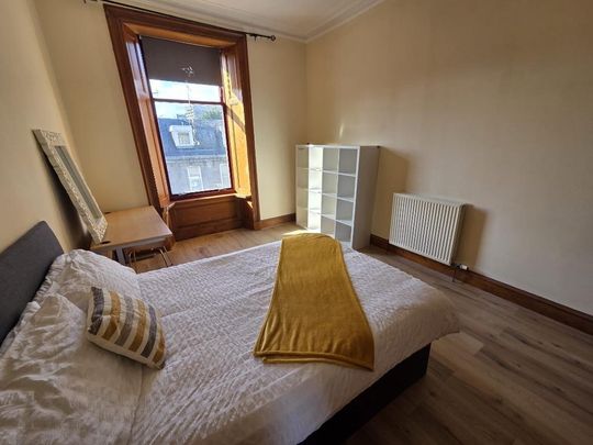 3 bedroom flat to rent - Photo 1
