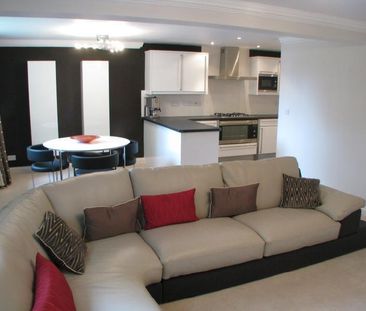 2 bedroom mews to rent - Photo 1