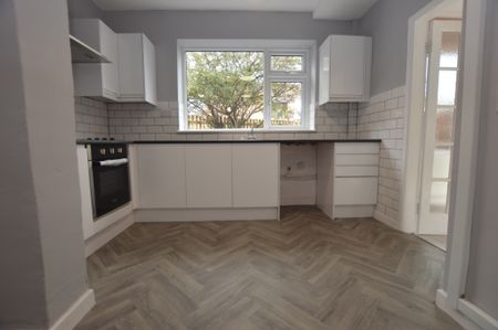 3 Bedroom Semi-Detached House - Photo 2