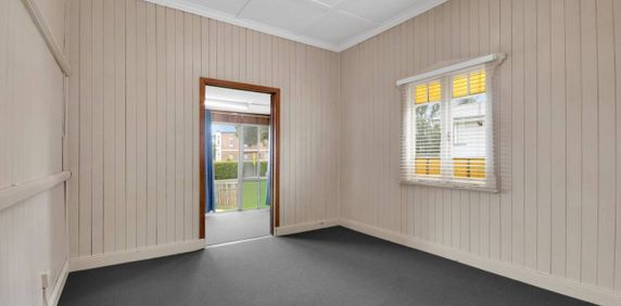 Neat & Tidy Home close to the CBD! - Photo 2