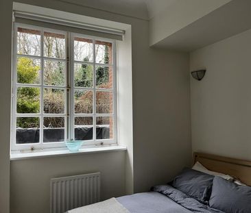 Peaceful flat in listed building with garden - Photo 1