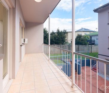 ULTRA CONVENIENT CLAYFIELD LOCATION, 2 BEDROOMS, 1 CAR L/P, POOL - Photo 5