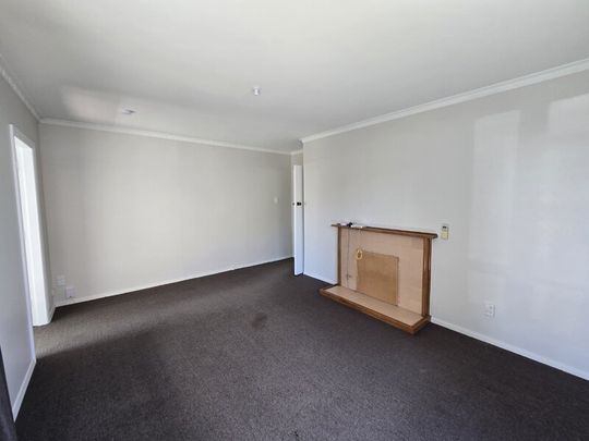 THREE BEDROOMS – HEATPUMP – PETS NEGOTIABLE - Photo 1