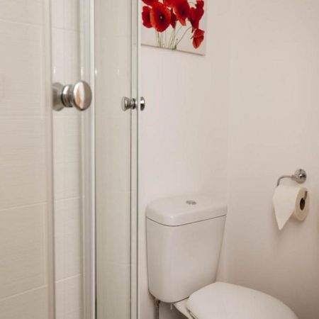 1 bedroom in a flat share to rent - Photo 4