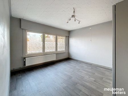 Halfopen gezinswoning met garage en tuin - Photo 2