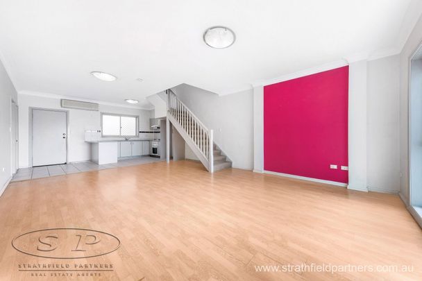 Bright spacious townhouse - Photo 1