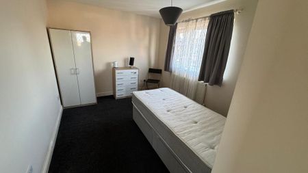 1 bedroom in a house share to rent - Photo 2