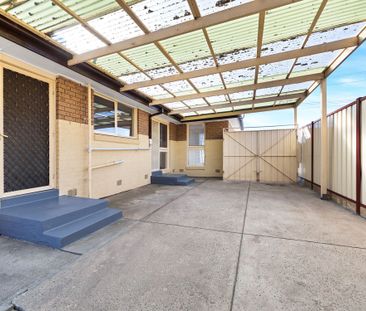 Perfectly Positioned Home - Walk to Ginifer Station & Sunshine Hosp... - Photo 6