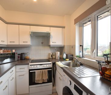 Parry Drive, Weybridge, KT13 - Photo 2