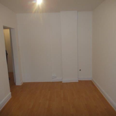 Charmante, gemütliche 2,5-Zimmer-Altbau-DG-Wohnung in Rheinnähe für junge Leute - Photo 1