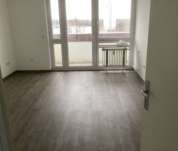 Umzug gefällig? Geräumige 3-Zi.-Wohnung mit Aussicht! - Photo 2